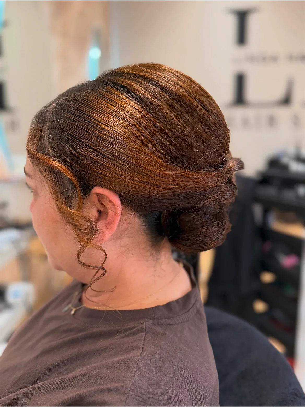 Elegante Hochsteckfrisur in warmen Kupfertönen, gestylt im Linda Hairstudio Bischofshofen